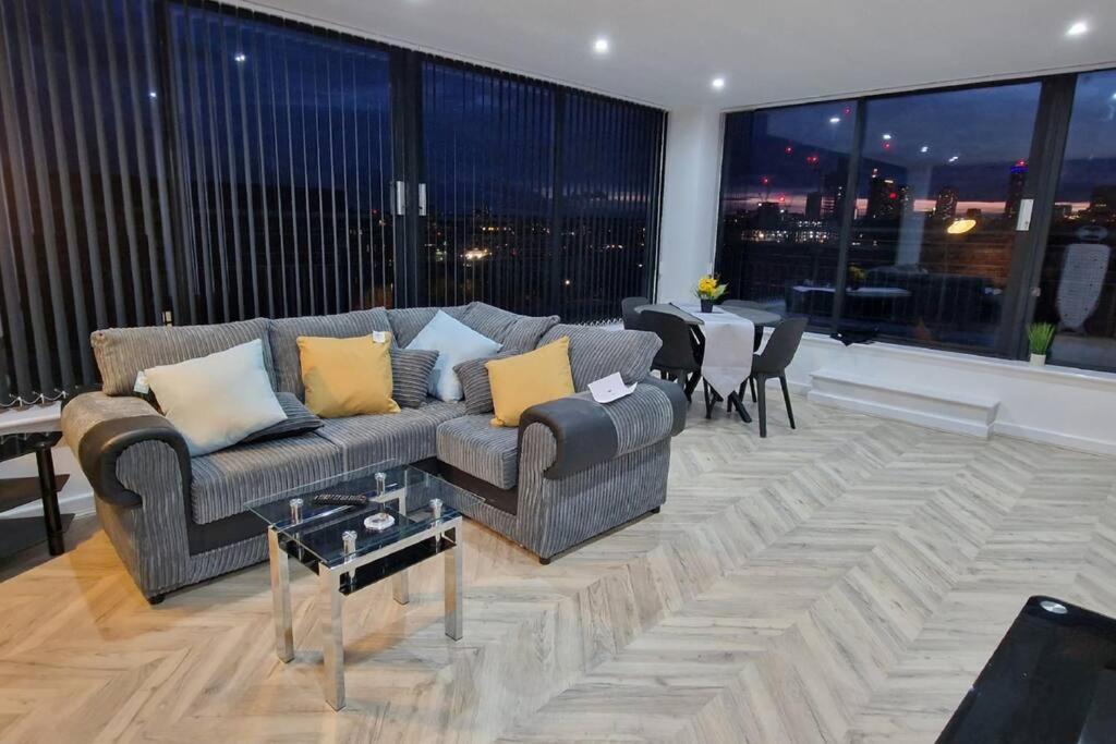 Penthouse - Amazing City Skyline Views - Free Parking - Balcony - Utilita Arena - New St Station - Bullring Shopping Birmingham Exterior photo